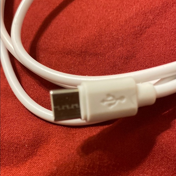 White USB Wall Charger and Cable - Picture 4 of 5